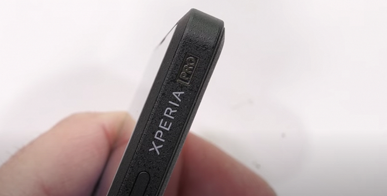 Странный смартфон Sony Xperia Pro за 2500 долларов попытались согнуть и поцарапать. Он прошёл тесты блогера JerryRigEverything 